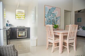 Bungalow familiar, 2 habitaciones, vista al jardín, frente al mar | Servicio a la habitación