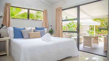 Maison Panoramique, 2 chambres, vue jardin, en front de plage | Façade de lâhĂ©bergement - soirĂ©e/nuit