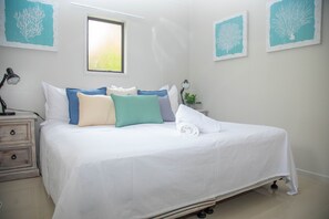 Bungalow familiar, 2 habitaciones, vista al jardín, frente al mar | 2 habitaciones, ropa de cama hipoalergénica y edredón 