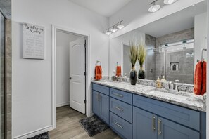 Combined shower/bathtub, hair dryer, towels, soap - City Escape: Contemporary Home Mins from Six Flags and Stadiums.  (Grand Prairie)