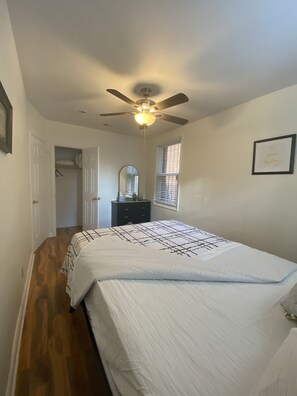 Room - Lovely 3 Bedroom ; 12 to 15 minutes from the White House DC attractions (Washington)
