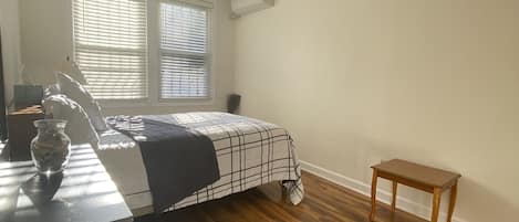 3 bedrooms, iron/ironing board, WiFi (free), bed sheets
