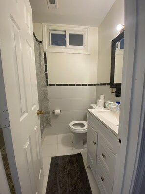 Bathroom - Lovely 3 Bedroom ; 12 to 15 minutes from the White House DC attractions (Washington)