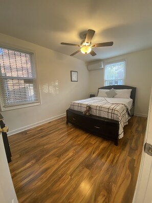 Room - Lovely 3 Bedroom ; 12 to 15 minutes from the White House DC attractions (Washington)