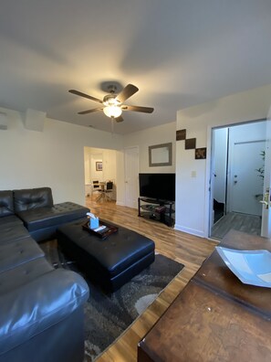 Living area - Lovely 3 Bedroom ; 12 to 15 minutes from the White House DC attractions (Washington)