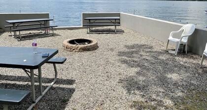 NEWLY RENOVATED! Cozy 2 bed 2 bath on Newfound Lake, private beach, scenic views