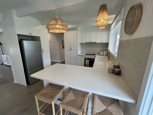 Refrigerador, microondas, horno y parrilla de estufa