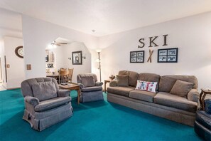 Stadtwohnung, 2 Schlafzimmer | Wohnzimmer