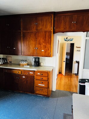 Fridge, microwave, oven, stovetop - Cabin in the city (La Crosse)