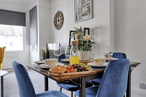 Luxury Furnished Flat in the heart of Westcliff! 7mins to Southend Hospital!