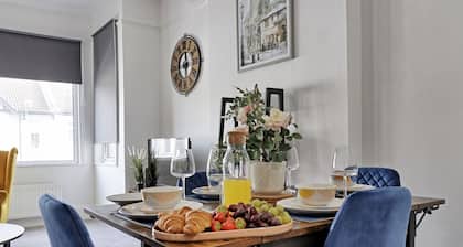 Luxury Furnished Flat in the heart of Westcliff! 7mins to Southend Hospital!