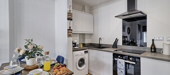 Luxury Furnished Flat in the heart of Westcliff! 7mins to Southend Hospital!