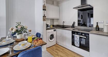 Luxury Furnished Flat in the heart of Westcliff! 7mins to Southend Hospital!