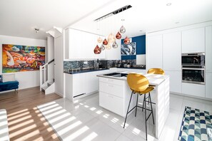 Réfrigérateur, micro-ondes, four, plaque de cuisson