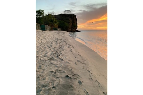 Elegantly appointed 3 bed/rm 2 bath-unparalleled location to the beach access