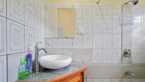 Shower, towels, soap, toilet paper - Elegantly appointed 3 bed/rm 2 bath-unparalleled location to the beach access (Saint George)