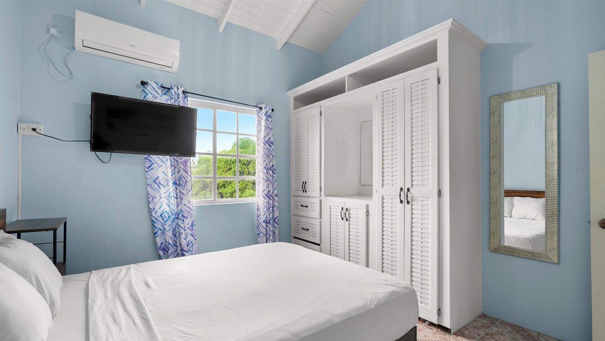 3 bedrooms, desk, iron/ironing board, free WiFi