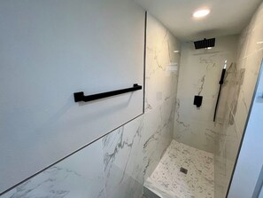 Combined shower/tub, hair dryer, towels, soap - Beautifully remodeled in 2025. Gulf access. (New Port Richey)