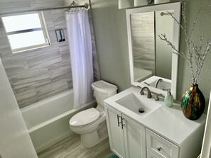 Combined shower/tub, hair dryer, towels, soap - Beautifully remodeled in 2025. Gulf access. (New Port Richey)