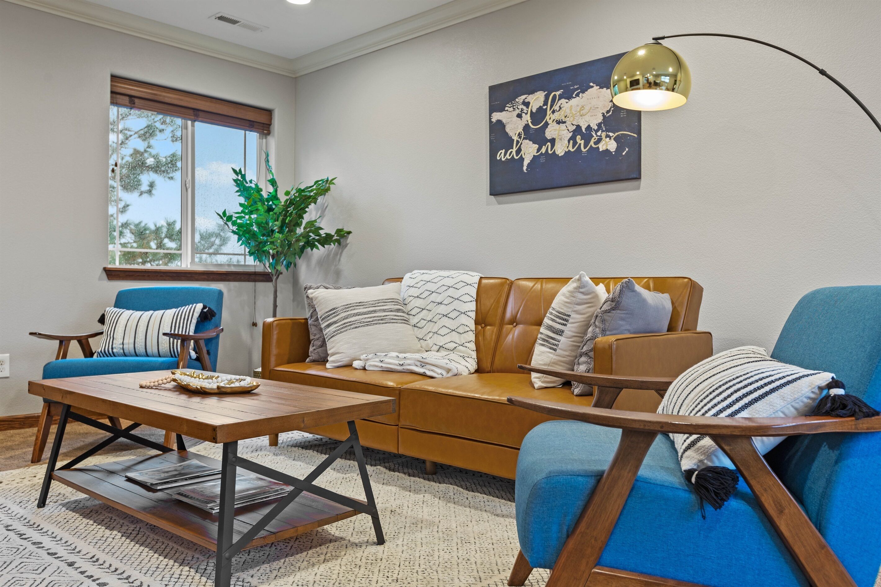 Smart TV, tavolo da calcetto, tavolo da ping pong, libri