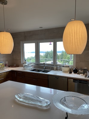 Fridge, microwave, oven, stovetop - Oceanview and sunsets in Tunstall bay<br>Lisence#00000861<br> (Bowen Island)