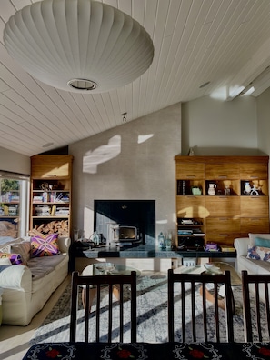 Fireplace - Oceanview and sunsets in Tunstall bay<br>Lisence#00000861<br> (Bowen Island)