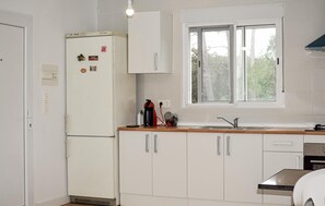 Refrigerador, microondas, parrilla de estufa y cafetera y tetera 