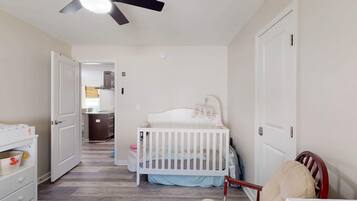 3 soverom, safe på rommet, skrivebord og wi-fi (inkludert)