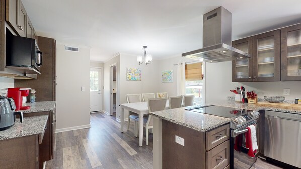 Refrigerador, microondas, horno y parrilla de estufa