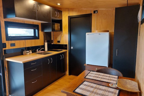 Geladeira, micro-ondas, cooktop, cafeteira/chaleira