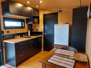 Réfrigérateur, micro-ondes, plaque de cuisson, cafetière/bouilloire