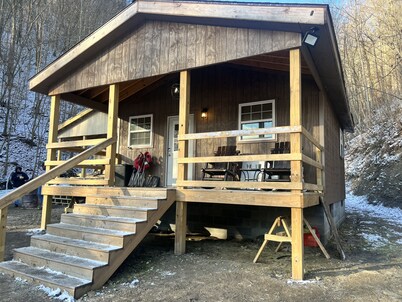SMUGGLERS RUN: Cozy Cabin, quick & easy access to Hatfield-McCoy trail heads.
