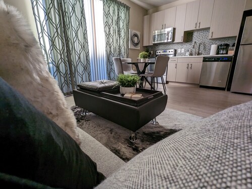 Modern 1-Bedroom in Downtown Decatur 