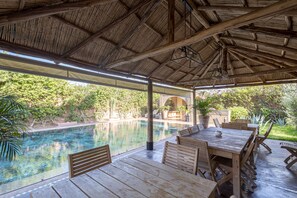 Una piscina al aire libre