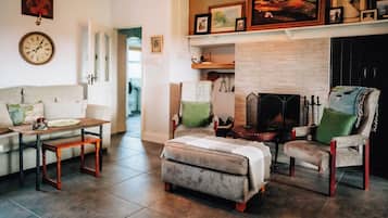 Smart-tv, een open haard en boeken