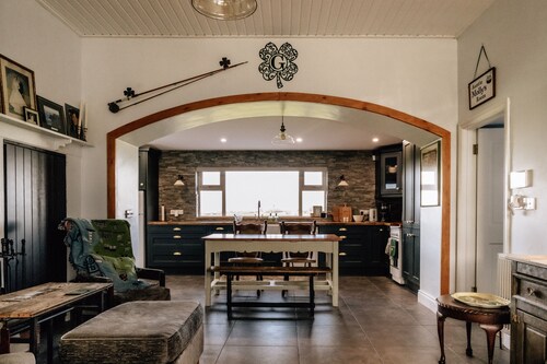 Charming Rural Irish Cottage near golf, beaches, castles and villages