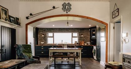 Charming Rural Irish Cottage near golf, beaches, castles and villages