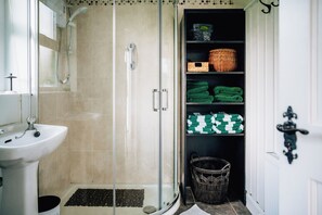 Douche, sèche-cheveux, serviettes fournies, savon