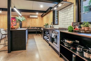 Fridge, oven, stovetop, dishwasher - Joshi’s - Industrial style dog & kid friendly guesthouse (Agnes Water)