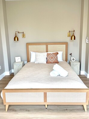 4 chambres, bureau, fer et planche à repasser, lit de bébé portatif