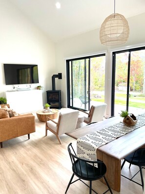 Smart TV, fireplace, stereo