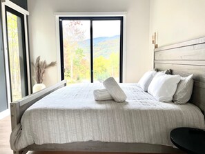 4 bedrooms, desk, iron/ironing board, travel crib