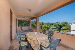 Outdoor dining - Holiday apartment in the center of Njivice (Njivice)