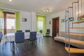 Dining - Holiday apartment in the center of Njivice (Njivice)
