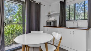 Réfrigérateur, micro-ondes, lave-vaisselle, cafetière/bouilloire