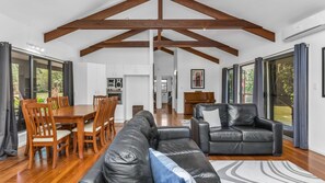 Smart TV, chimenea, reproductor de DVD y estéreo 