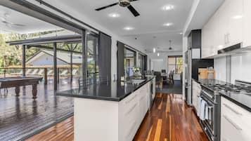 Réfrigérateur, micro-ondes, lave-vaisselle, cafetiÚre/bouilloire