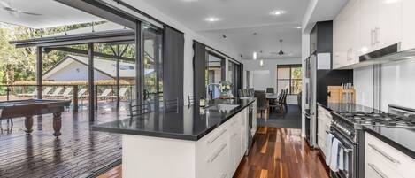 Geladeira, micro-ondas, lava-louças, cafeteira/chaleira