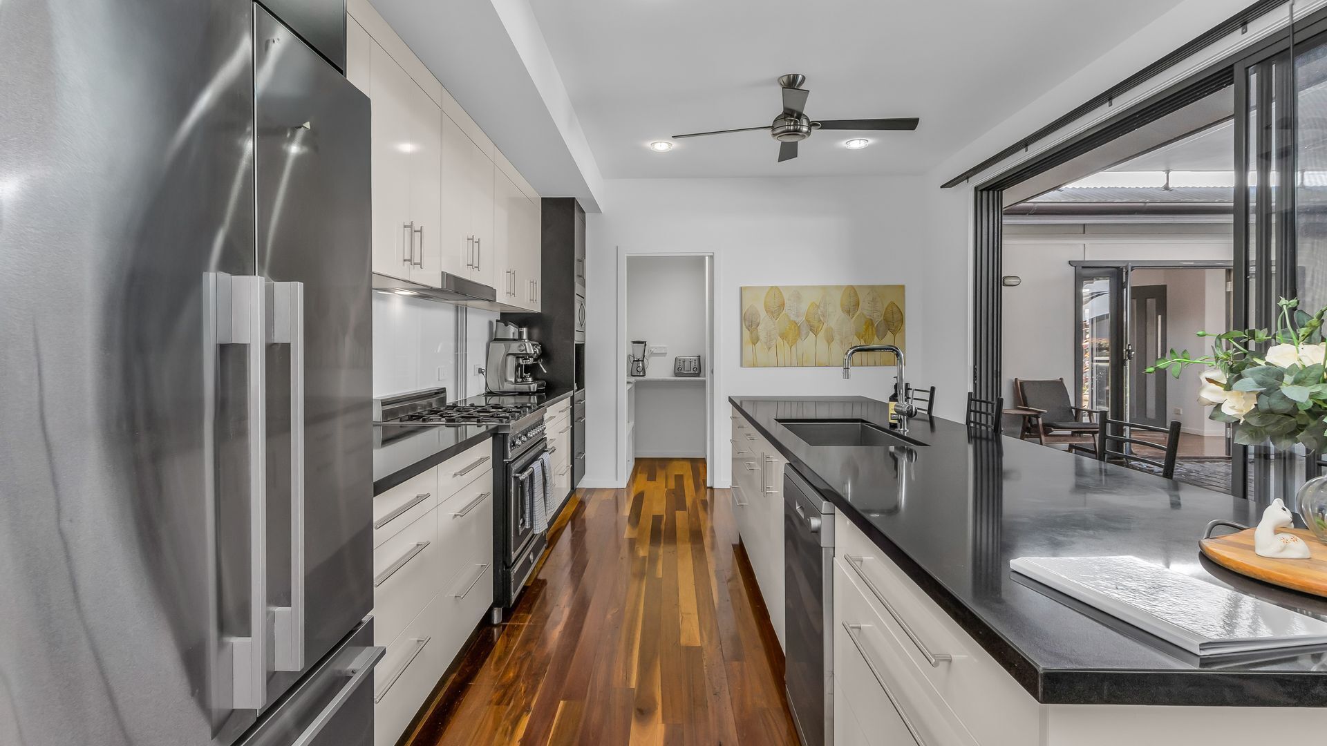 Réfrigérateur, micro-ondes, lave-vaisselle, cafetière/bouilloire