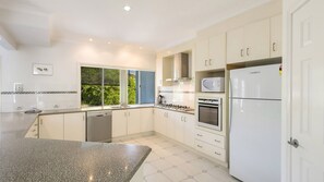 Réfrigérateur, micro-ondes, lave-vaisselle